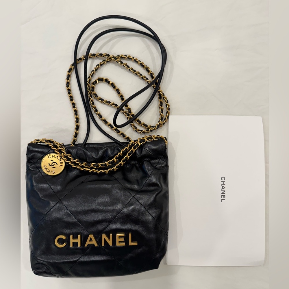 Preowned ⭐️AUTHENTIC⭐️ Chanel 22 Mini Shiny Calfskin/Gold-tone Metal- Black